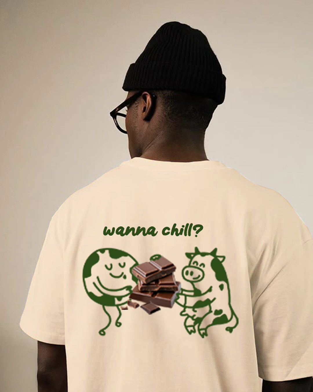 Man draagt een Freely T-shirt met 'Wanna chill?' tekst