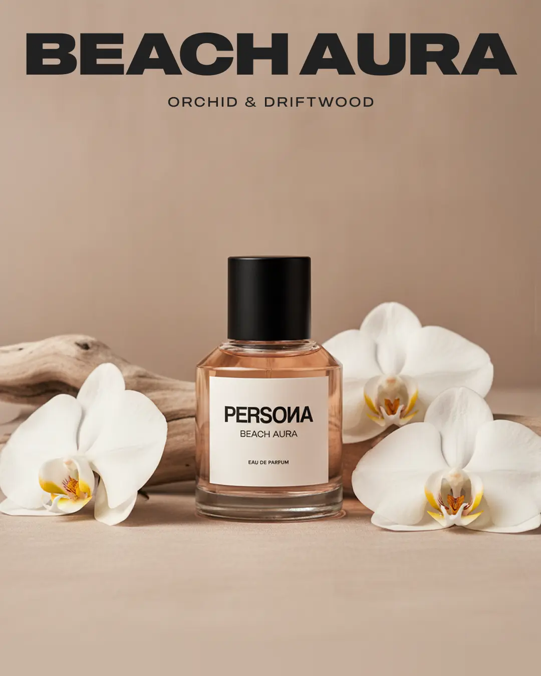 Hand houdt Persona parfumflesje vast op het strand